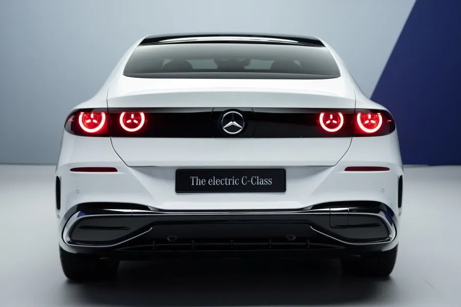 „Mercedes-Benz“ užsuko tą pačią plokštelę: pristatytas naujasis elektrinis C-klasės sedanas