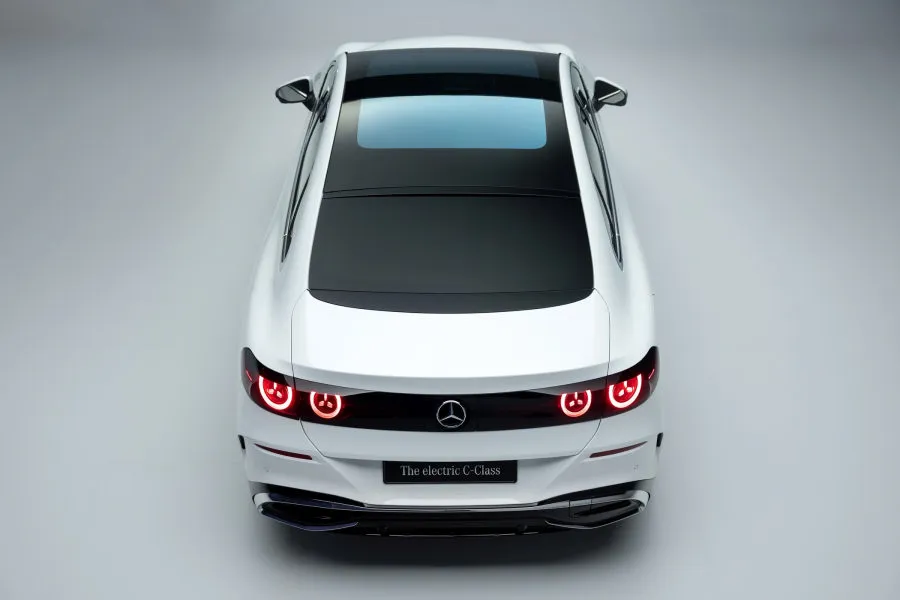 „Mercedes-Benz“ užsuko tą pačią plokštelę: pristatytas naujasis elektrinis C-klasės sedanas