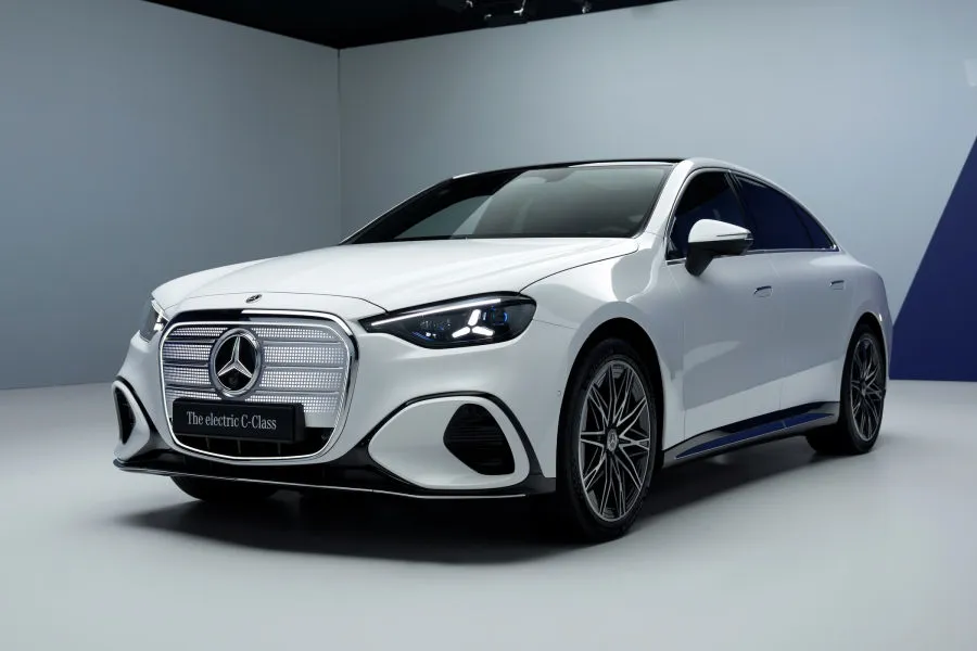 „Mercedes-Benz“ užsuko tą pačią plokštelę: pristatytas naujasis elektrinis C-klasės sedanas