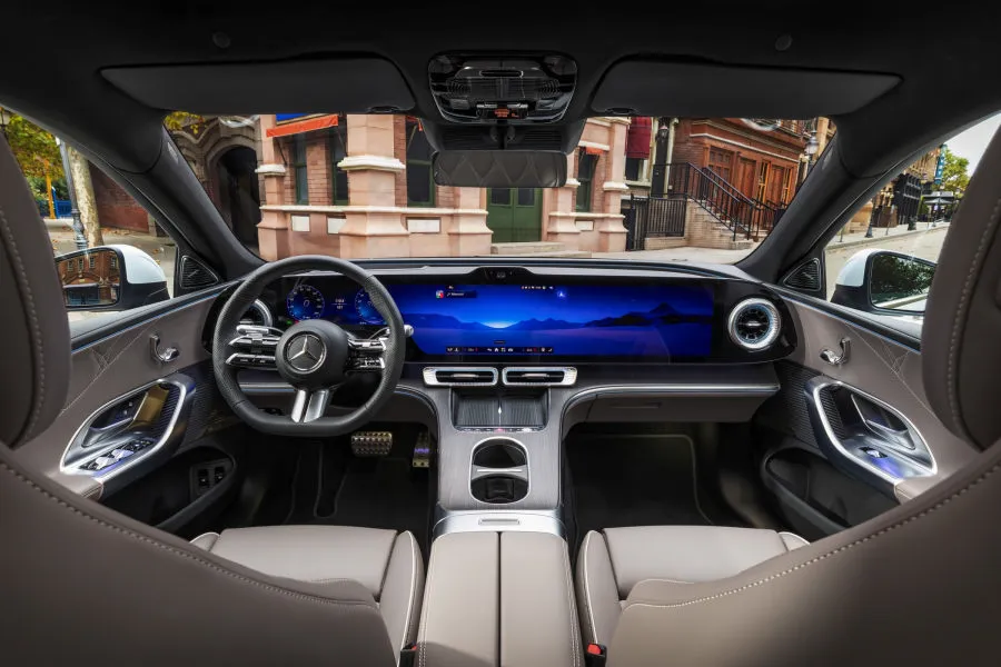 „Mercedes-Benz“ užsuko tą pačią plokštelę: pristatytas naujasis elektrinis C-klasės sedanas