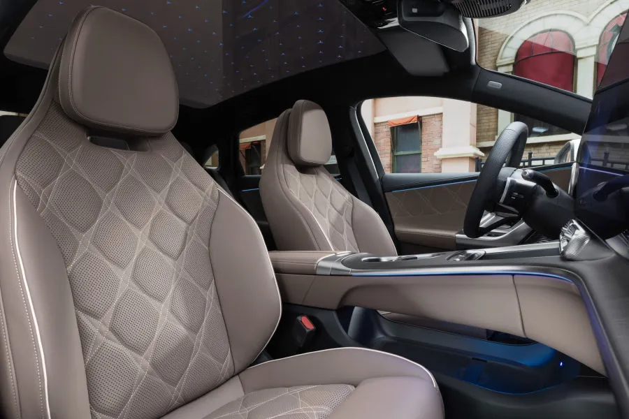 „Mercedes-Benz“ užsuko tą pačią plokštelę: pristatytas naujasis elektrinis C-klasės sedanas