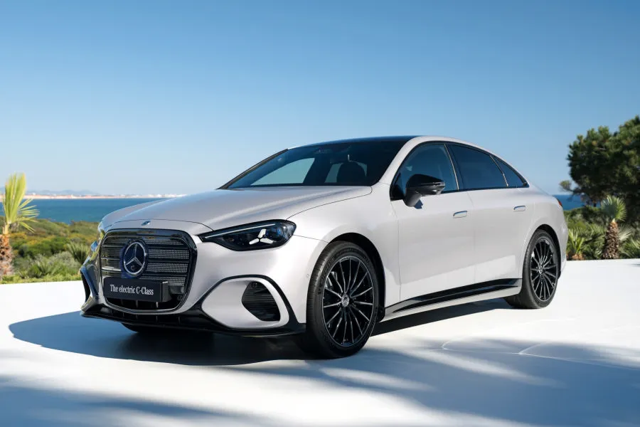 „Mercedes-Benz“ užsuko tą pačią plokštelę: pristatytas naujasis elektrinis C-klasės sedanas