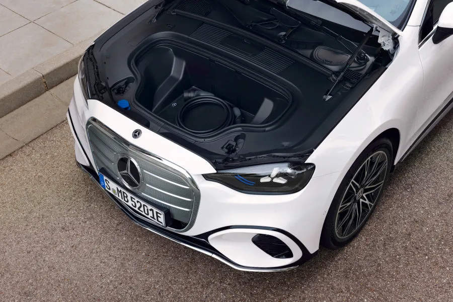 „Mercedes-Benz“ užsuko tą pačią plokštelę: pristatytas naujasis elektrinis C-klasės sedanas