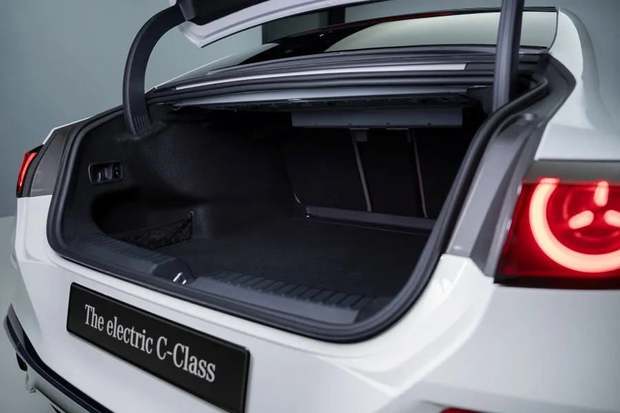 „Mercedes-Benz“ užsuko tą pačią plokštelę: pristatytas naujasis elektrinis C-klasės sedanas