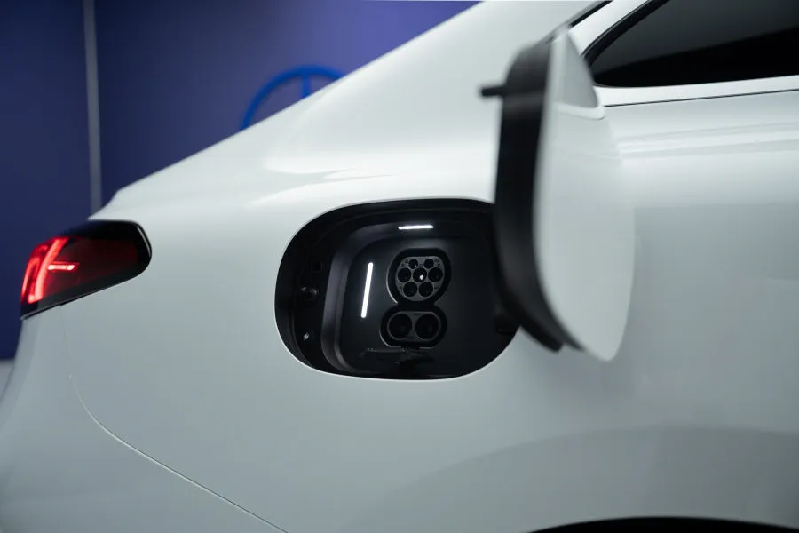 „Mercedes-Benz“ užsuko tą pačią plokštelę: pristatytas naujasis elektrinis C-klasės sedanas