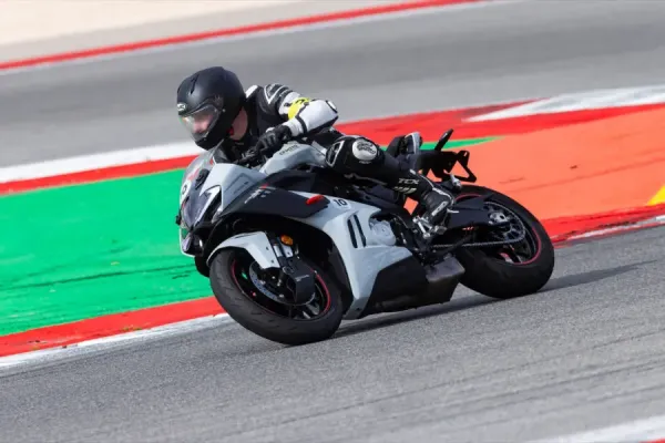 Cilindrai motocikluose: ar trys yra sėkmingas skaičius?
