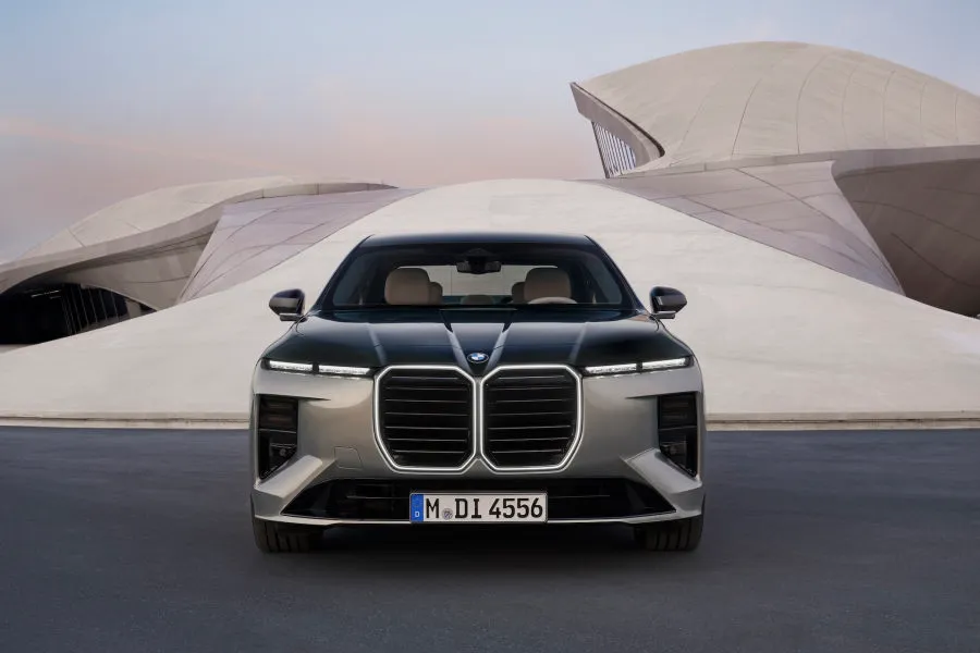 Pasaulinė naujos karto „BMW 7“ premjera: su 8K ekranu keleiviams ir šarvuoto kėbulo versija