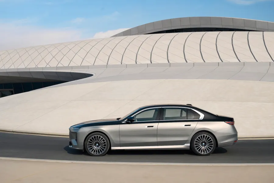 Pasaulinė naujos karto „BMW 7“ premjera: su 8K ekranu keleiviams ir šarvuoto kėbulo versija