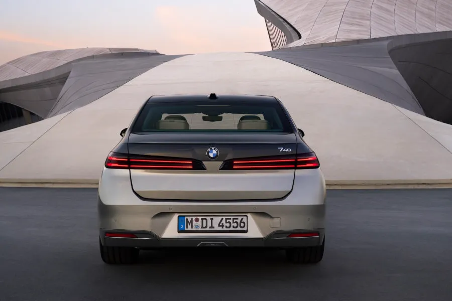 Pasaulinė naujos karto „BMW 7“ premjera: su 8K ekranu keleiviams ir šarvuoto kėbulo versija