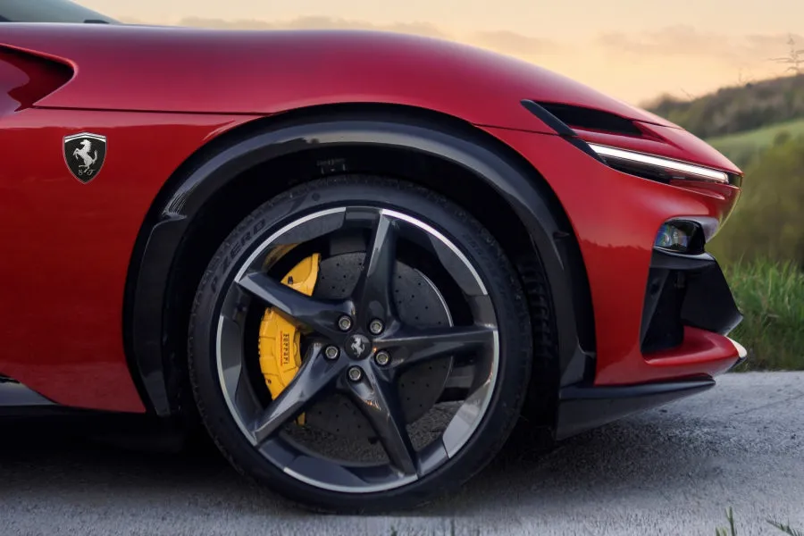 „Ferrari Purosangue Handling Speciale“: patobulinta važiuoklė ir ryškesnis V12 garsas