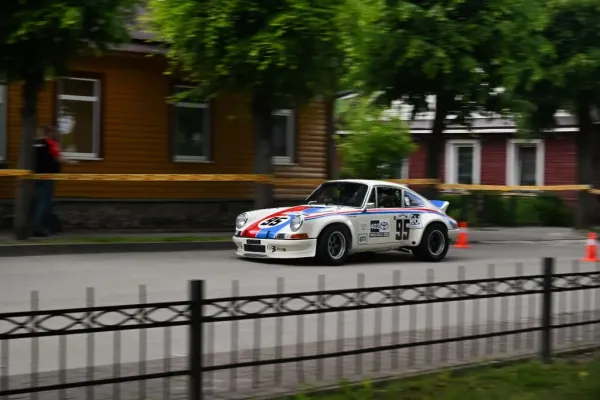 „Press Rally“ dalyvių gretose – Holivudo žvaigždės bandytas „Porsche“ ir lenktynėms paruoštas „Volvo“