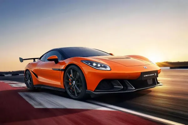 Kinų sportinis automobilis „Denza Z“ debiutavo Didžiojoje Britanijoje ir žada „Niurburgringo“ rekordą