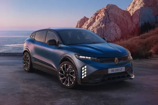 „Renault“ atnaujino hečbeką „Megane E-Tech Electric“: naujas „veidas“ ir didesnės talpos baterija
