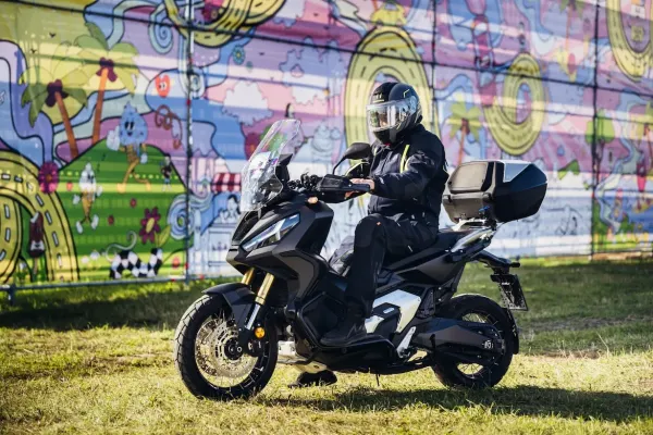 Prieš „Aurum 1006 km lenktynes“ keliautojas V. Milius įveikė 1006 mylias motociklu – pelnė „geležinio užpakalio“ titulą