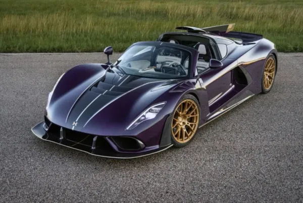 Serijinis „Hennessey Venom F5-M“: daugiau nei 2000 AG ir tikra mechaninė pavarų dėžė