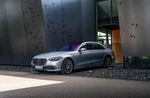 140 metų inovacijų: nuo 1886 m. patento iki šiuolaikinės „Mercedes-Benz“ S klasės