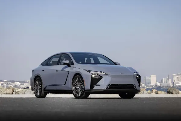 Į Lietuvą atkeliavo pirmasis visiškai elektrinis „Lexus ES“