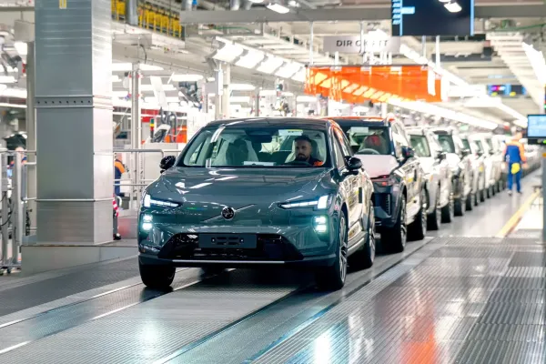 Kinijos milžinė „Geely“ savo modeliais apkraus Europos „Volvo“ gamyklas