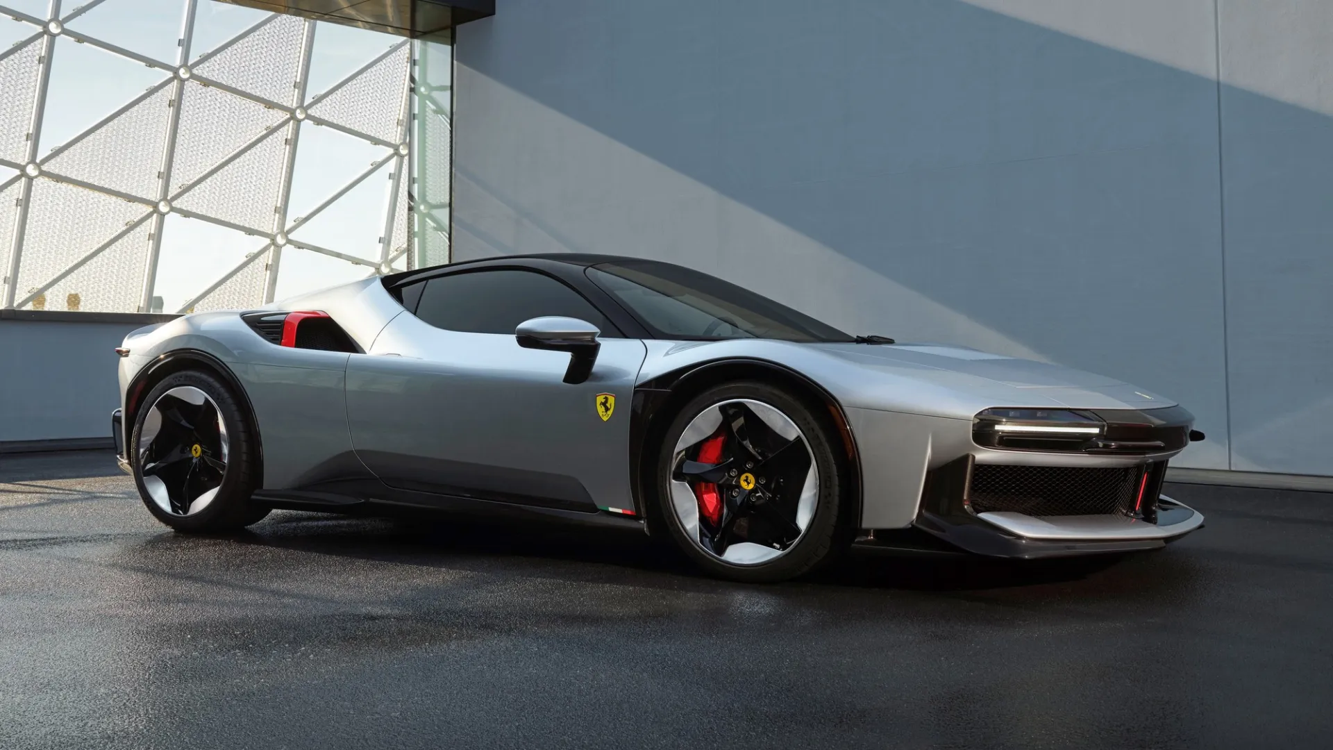 Brutalistinė Maranelo skulptūra: vienetinis hibridinis hiperautomobilis „Ferrari CZ26“ sujungia 1970-ųjų pramoninį dizainą ir 986 AG SF90 jėgą