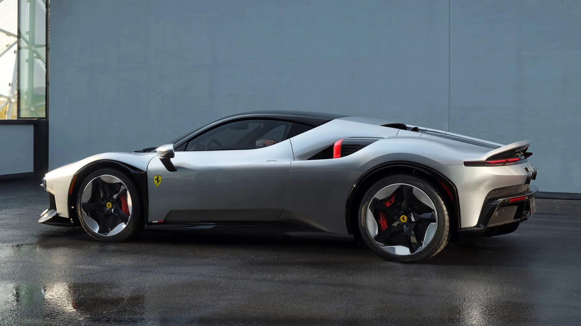 Brutalistinė Maranelo skulptūra: vienetinis hibridinis hiperautomobilis „Ferrari CZ26“ sujungia 1970-ųjų pramoninį dizainą ir 986 AG SF90 jėgą