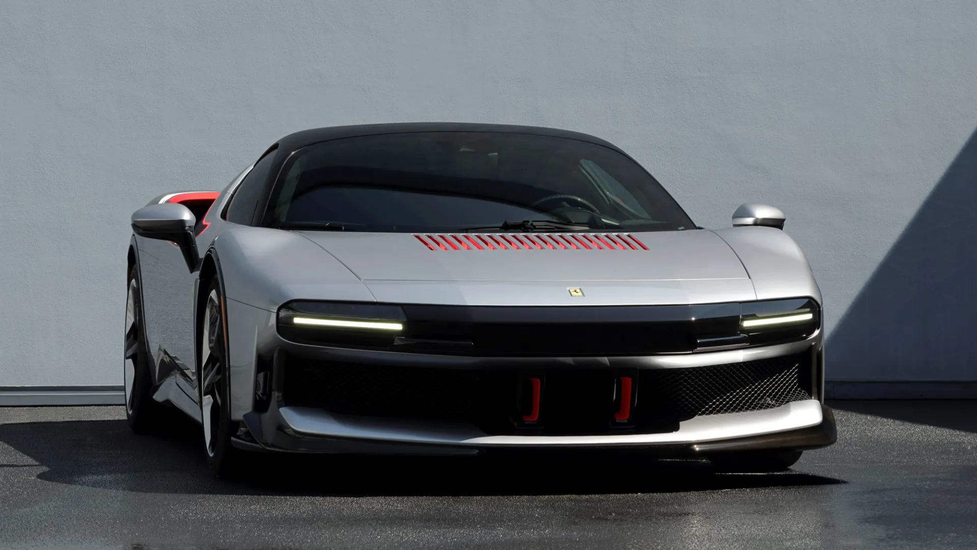 Brutalistinė Maranelo skulptūra: vienetinis hibridinis hiperautomobilis „Ferrari CZ26“ sujungia 1970-ųjų pramoninį dizainą ir 986 AG SF90 jėgą