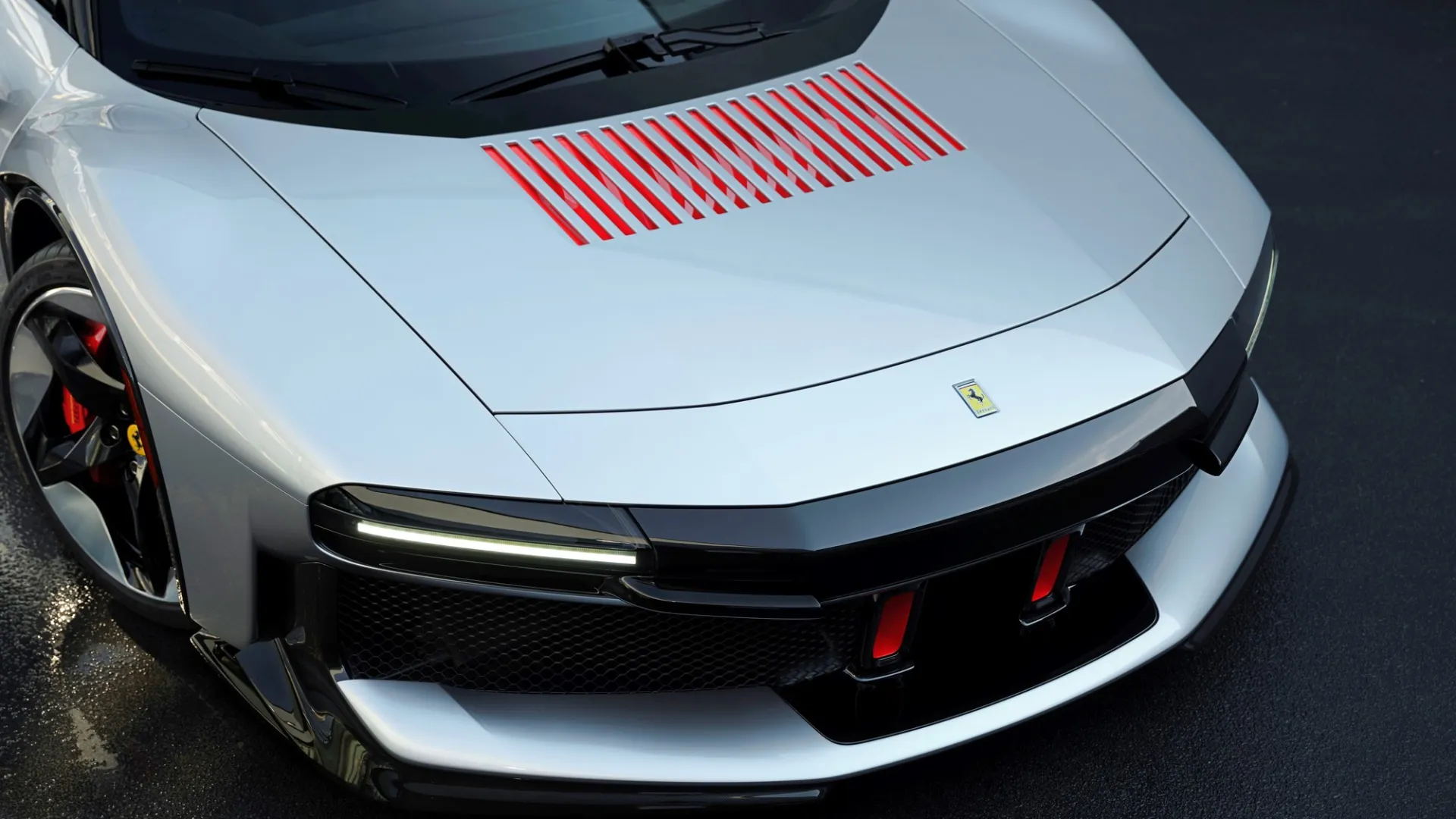 Brutalistinė Maranelo skulptūra: vienetinis hibridinis hiperautomobilis „Ferrari CZ26“ sujungia 1970-ųjų pramoninį dizainą ir 986 AG SF90 jėgą