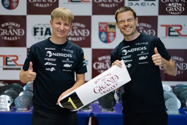 „Rokiškio Grand Rally“ oficialiai prasidėjo: pirmieji dalyvių žingsniai – administracinėje komisijoje