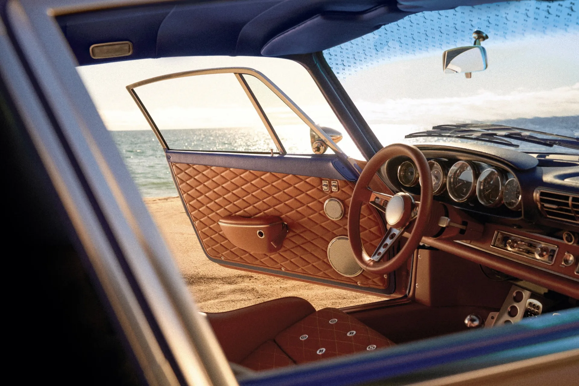 Singer Vehicle Design pristatė bendradarbiavimo su Louis Vuitton rezultatą
