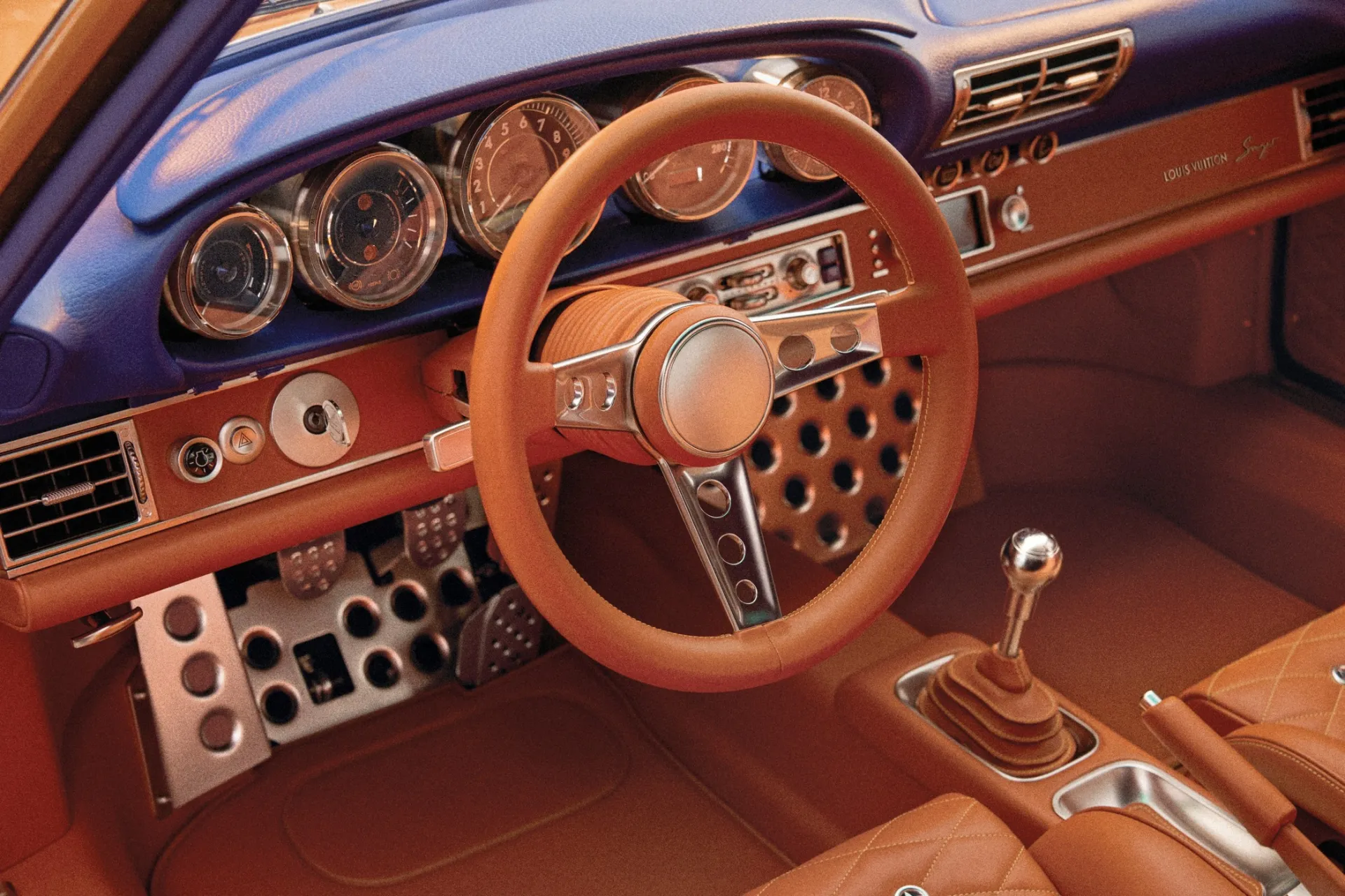 Singer Vehicle Design pristatė bendradarbiavimo su Louis Vuitton rezultatą
