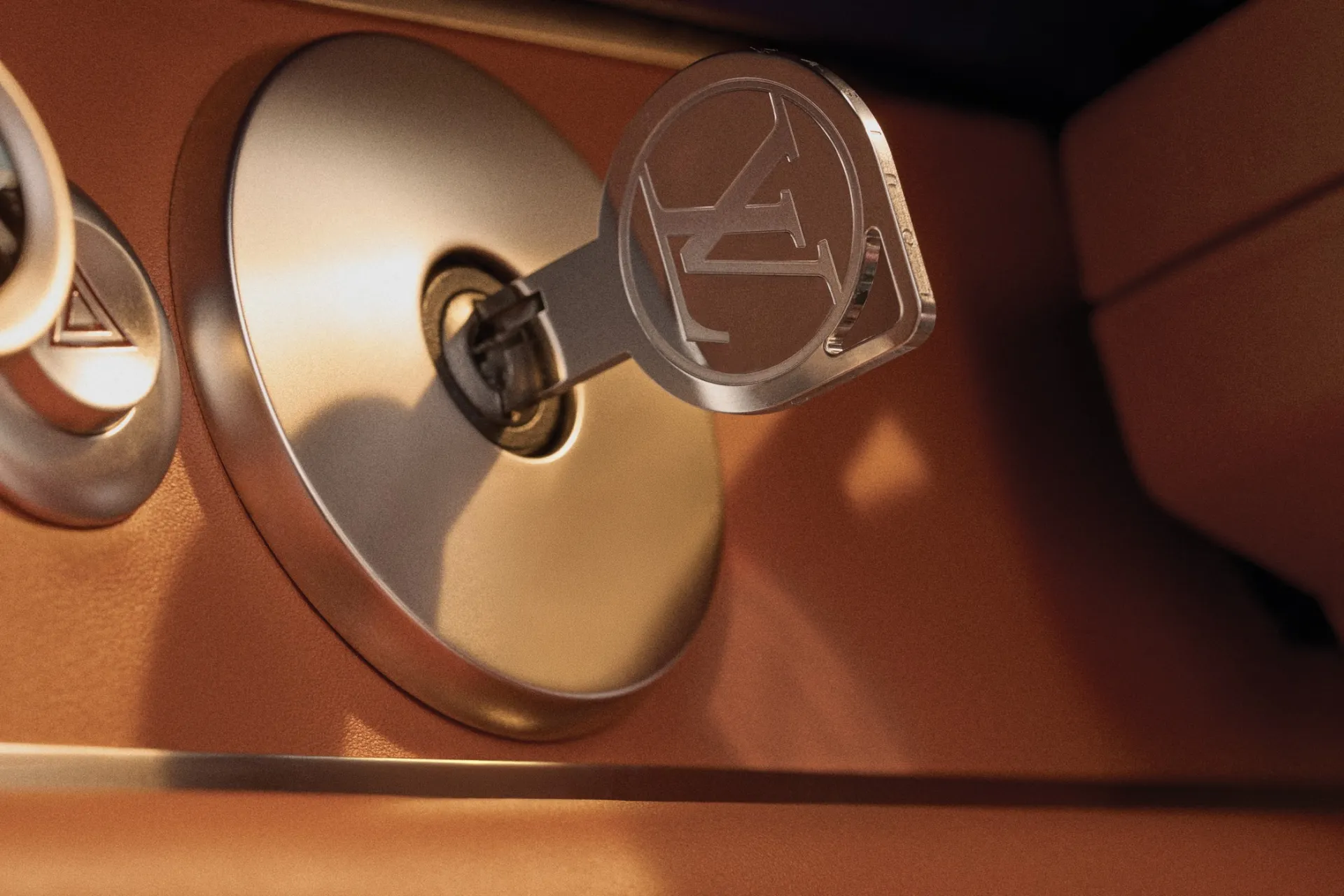 Singer Vehicle Design pristatė bendradarbiavimo su Louis Vuitton rezultatą