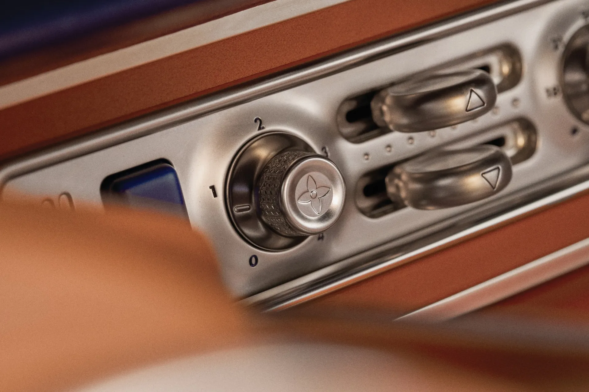 Singer Vehicle Design pristatė bendradarbiavimo su Louis Vuitton rezultatą