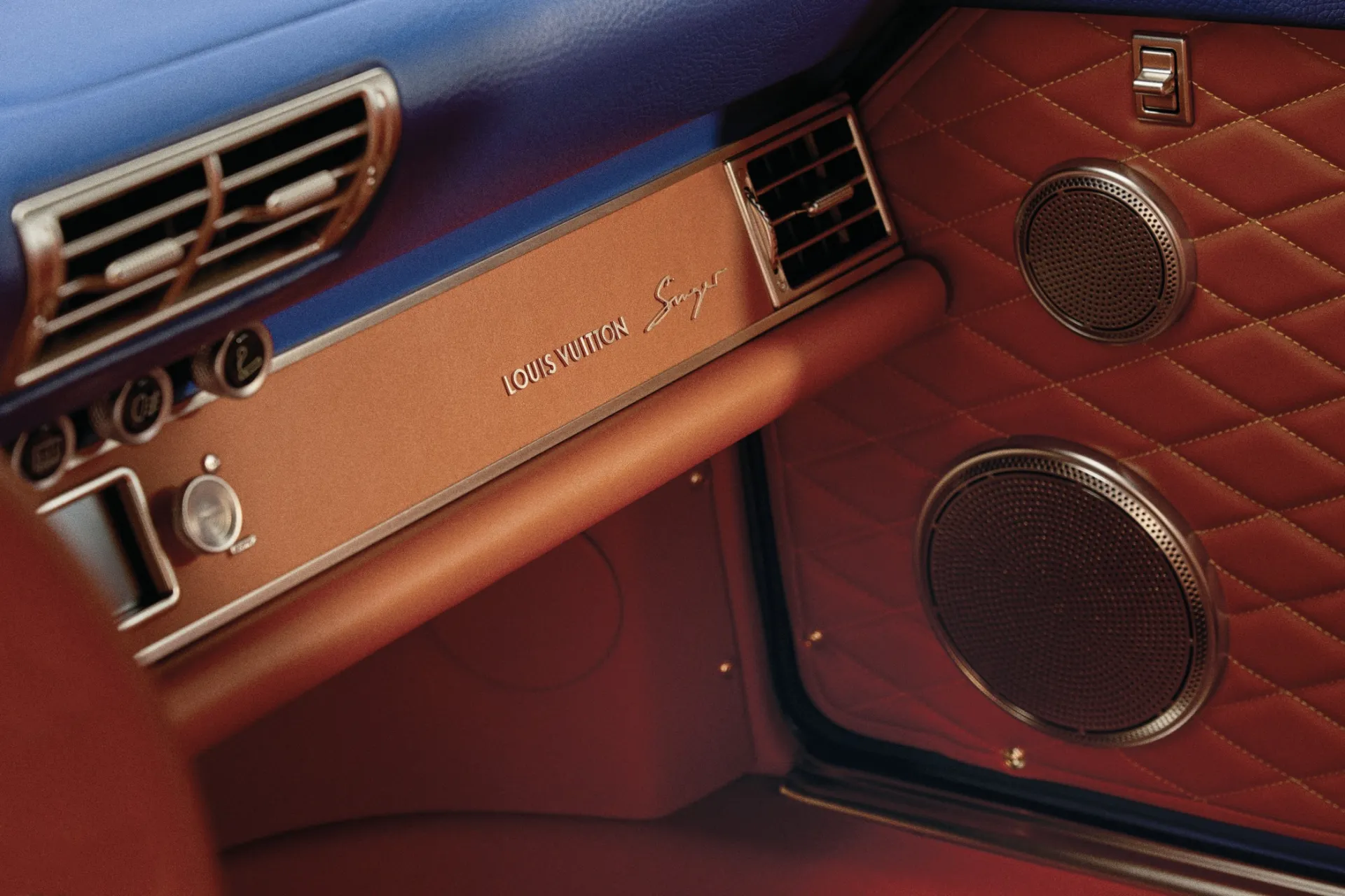 Singer Vehicle Design pristatė bendradarbiavimo su Louis Vuitton rezultatą