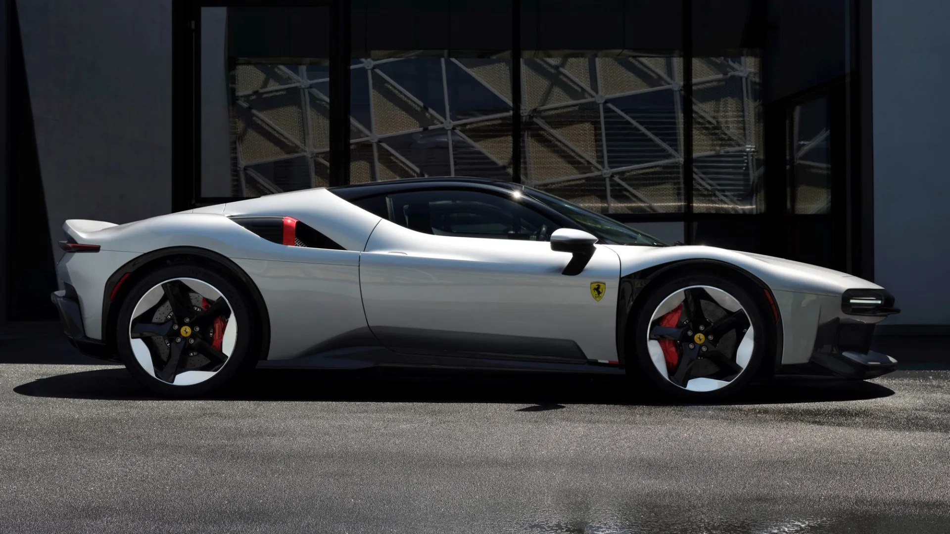 Brutalistinė Maranelo skulptūra: vienetinis hibridinis hiperautomobilis „Ferrari CZ26“ sujungia 1970-ųjų pramoninį dizainą ir 986 AG SF90 jėgą
