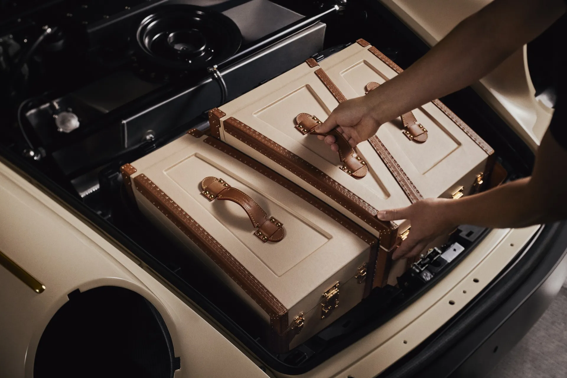 Singer Vehicle Design pristatė bendradarbiavimo su Louis Vuitton rezultatą