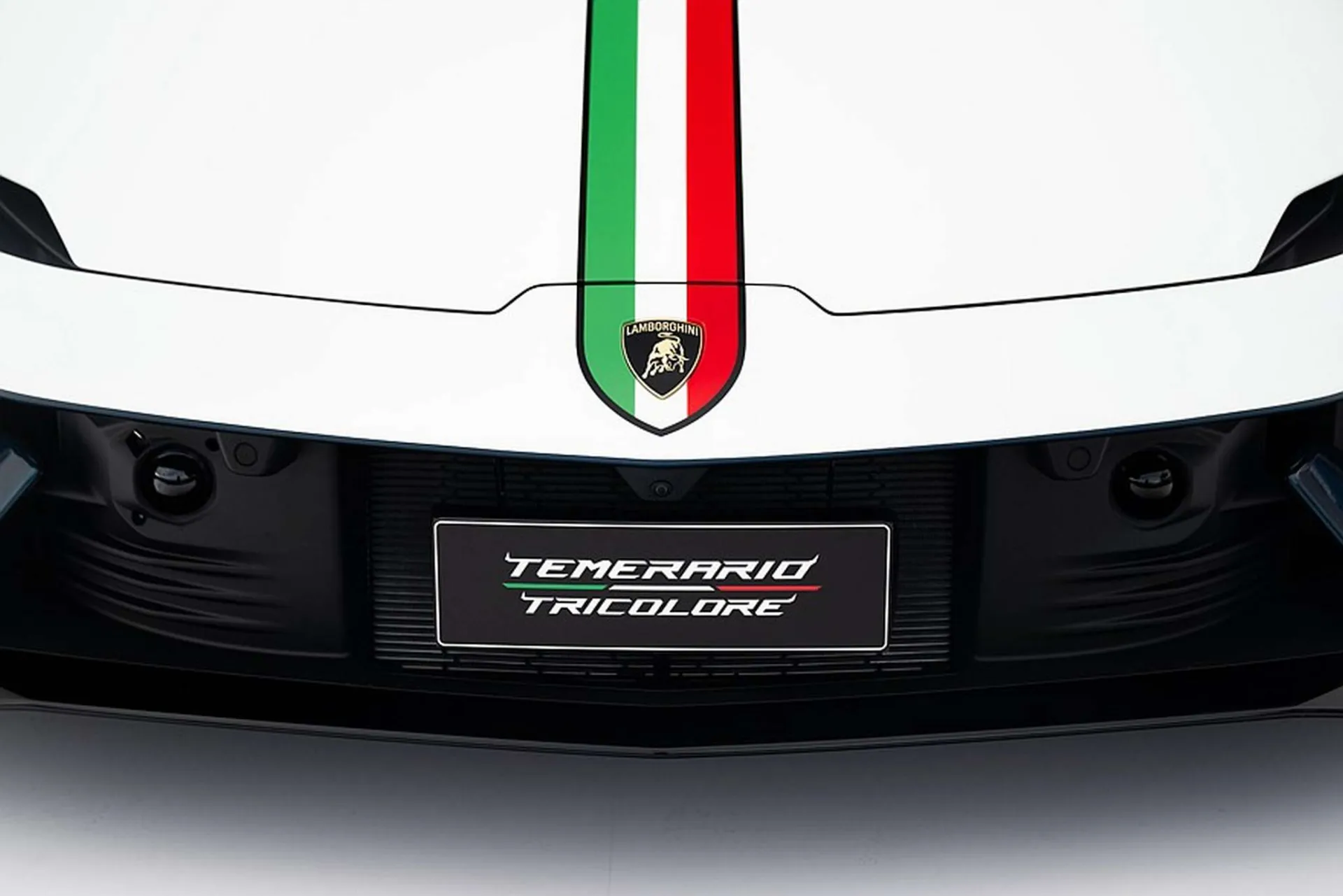 Praėjus 15 metų po „Gallardo Tricolore“ debiuto, „Lamborghini“ padalinys „Ad Personam“ pristato išskirtinę hibridinio 920 AG „Temerario“ versiją.