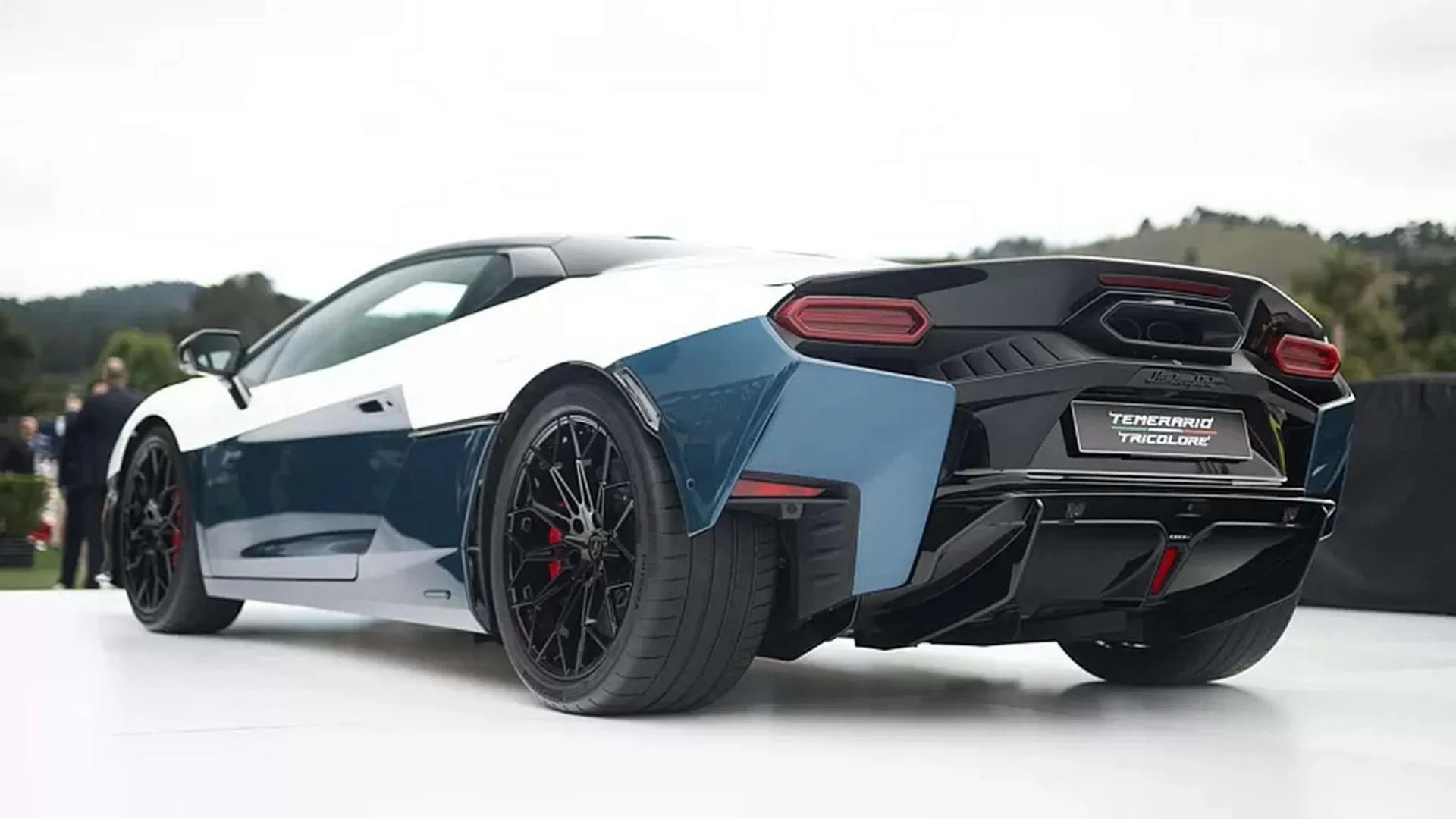 Praėjus 15 metų po „Gallardo Tricolore“ debiuto, „Lamborghini“ padalinys „Ad Personam“ pristato išskirtinę hibridinio 920 AG „Temerario“ versiją.
