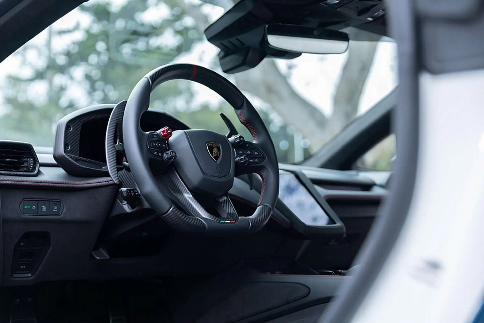 Praėjus 15 metų po „Gallardo Tricolore“ debiuto, „Lamborghini“ padalinys „Ad Personam“ pristato išskirtinę hibridinio 920 AG „Temerario“ versiją.