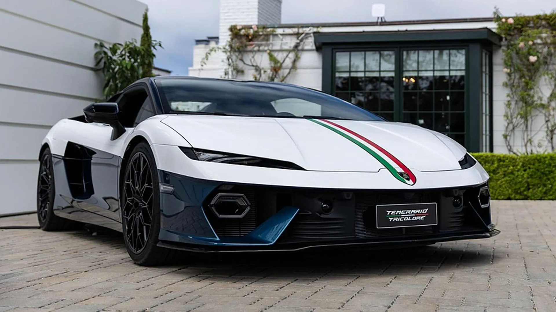 Praėjus 15 metų po „Gallardo Tricolore“ debiuto, „Lamborghini“ padalinys „Ad Personam“ pristato išskirtinę hibridinio 920 AG „Temerario“ versiją.