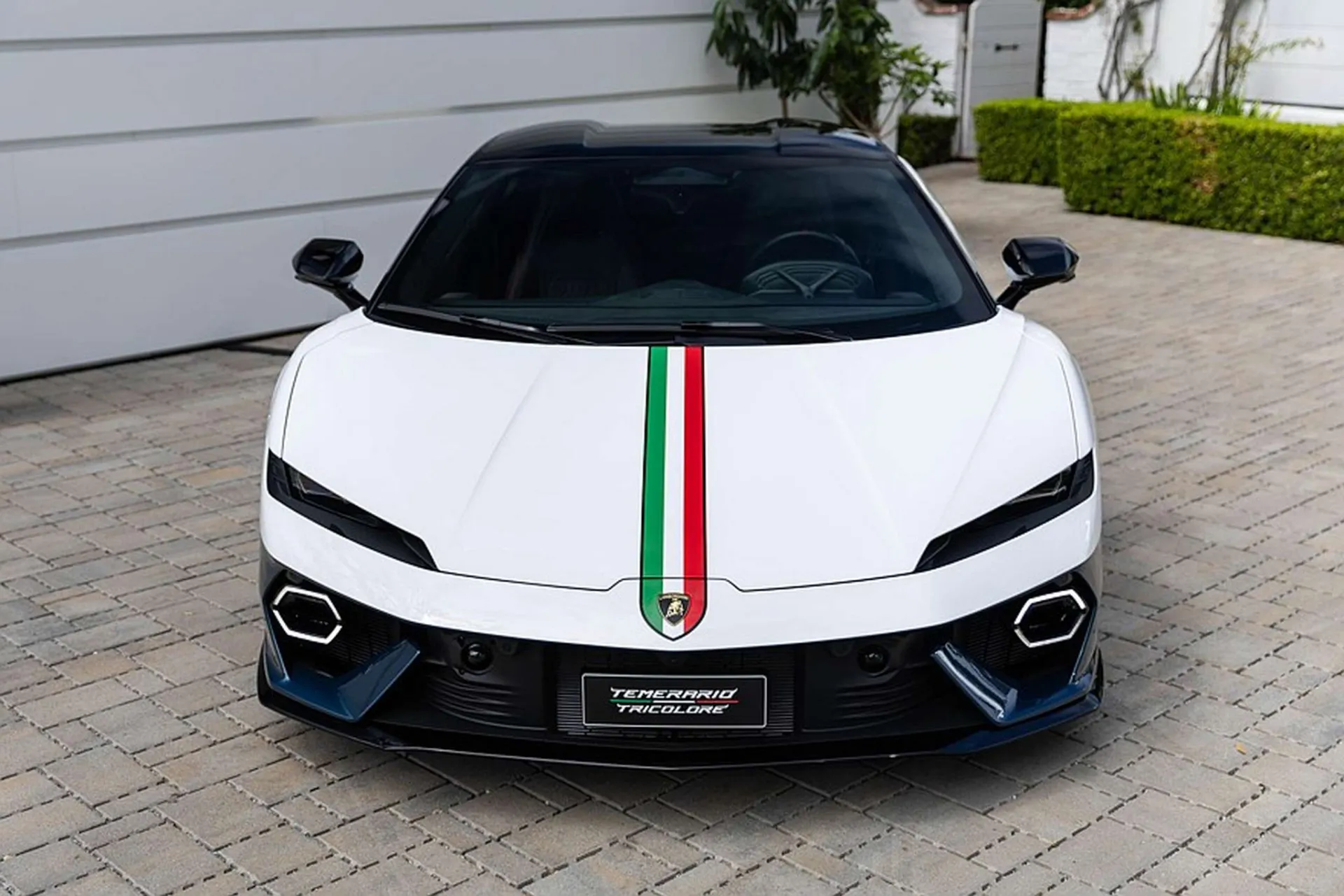 Praėjus 15 metų po „Gallardo Tricolore“ debiuto, „Lamborghini“ padalinys „Ad Personam“ pristato išskirtinę hibridinio 920 AG „Temerario“ versiją.