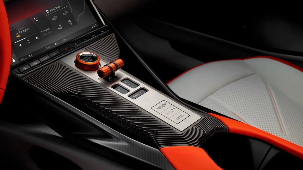 „Aston Martin Valen“: galingiausias V12 šedevras markės istorijoje ir skambus atsakymas elektrifikacijai