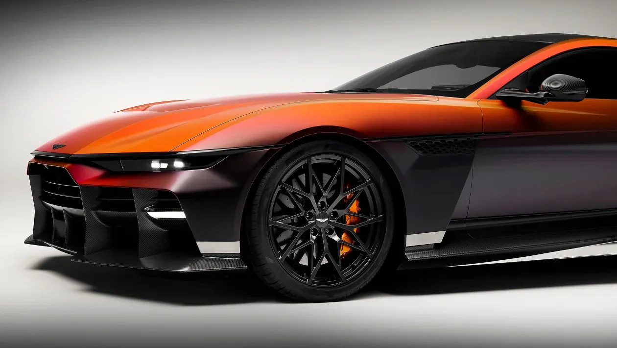 „Aston Martin Valen“: galingiausias V12 šedevras markės istorijoje ir skambus atsakymas elektrifikacijai