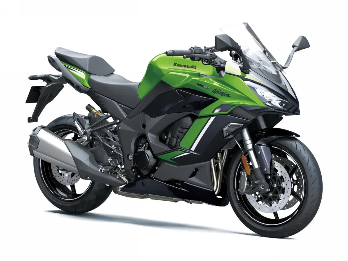 Didesnis variklis ir „SE“ versijos prabanga: „Kawasaki“ oficialiai pristatė 2027 m. „Ninja 1100SX“ sportinio turizmo motociklą