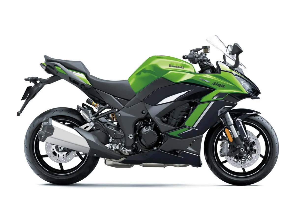 Didesnis variklis ir „SE“ versijos prabanga: „Kawasaki“ oficialiai pristatė 2027 m. „Ninja 1100SX“ sportinio turizmo motociklą