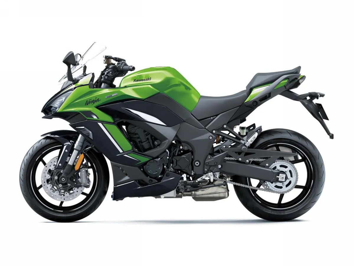 Didesnis variklis ir „SE“ versijos prabanga: „Kawasaki“ oficialiai pristatė 2027 m. „Ninja 1100SX“ sportinio turizmo motociklą