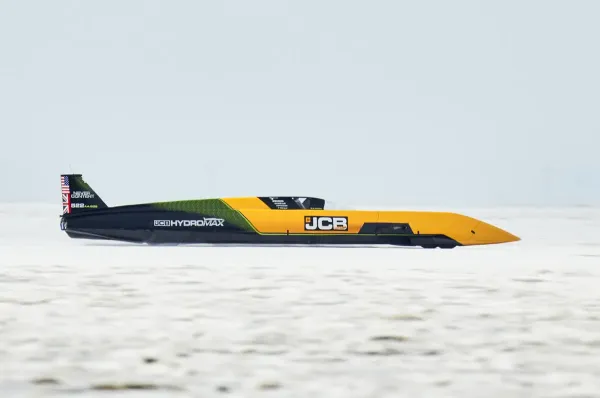 „JCB Hydromax“ užkulisiai: kaip gimė 653 km/h vandenilio greičio rekordas ir kodėl Andy Greeno važiavimas tik atrodė lengvas