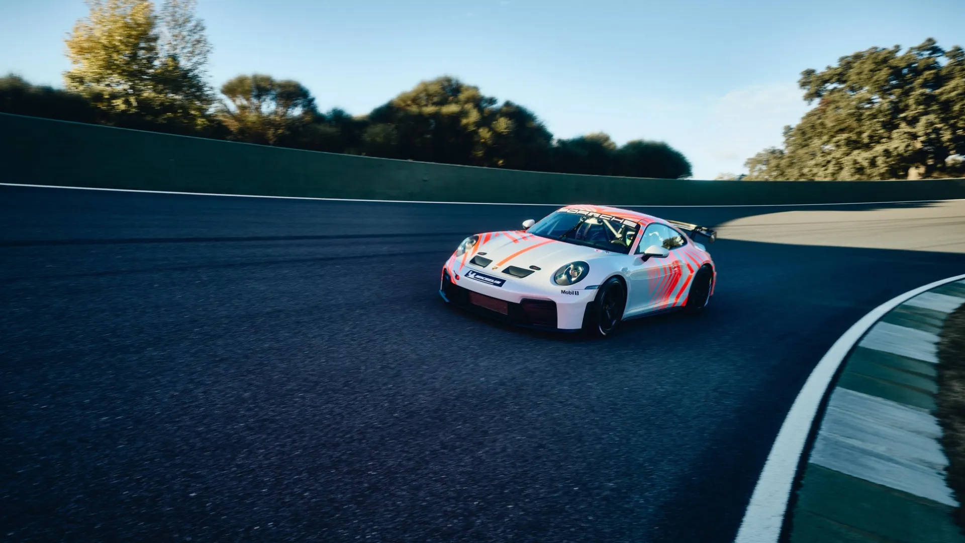 Profesionalus automobilių sportas be kompromisų: pristatytas naujasis „Porsche 911 Challenge“
