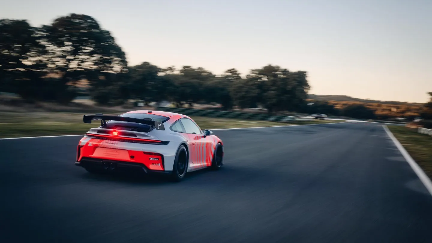 Profesionalus automobilių sportas be kompromisų: pristatytas naujasis „Porsche 911 Challenge“