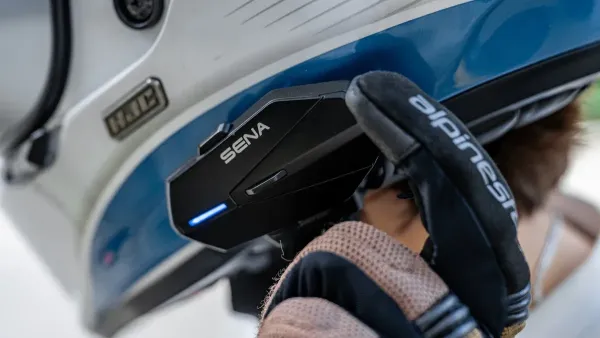 „Sena“ meta iššūkį senstantiems akumuliatoriams: pristatyti „Apex“ ir „Apex Plus“ pasikalbėjimo įrenginiai su keičiamomis baterijomis